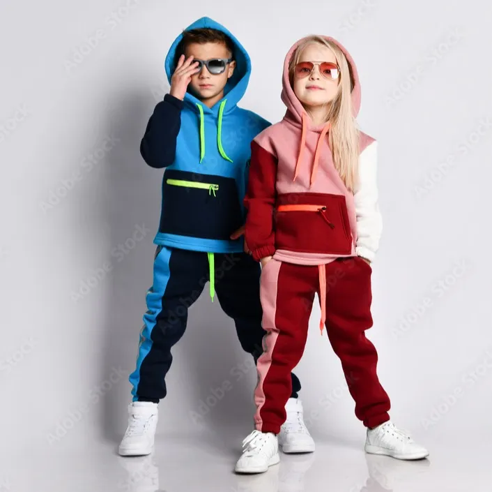 Photo de deux enfants présentant chacun un sweat et un pantalon de la collection Sport par Galet