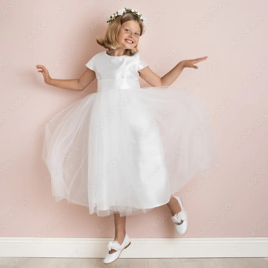 Photo d'une petite fille habillée de la robe Demoiselle blanche par Galet